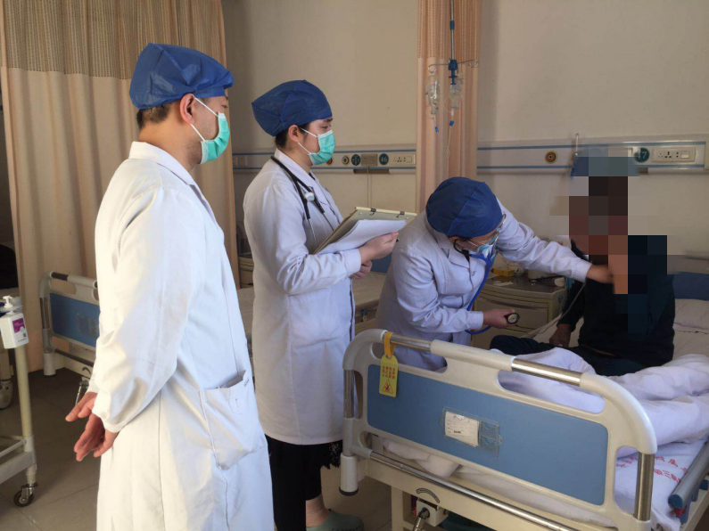 呼吸与危重症医学科三病区医生迟岩,王瑜,赵鑫亮查房中